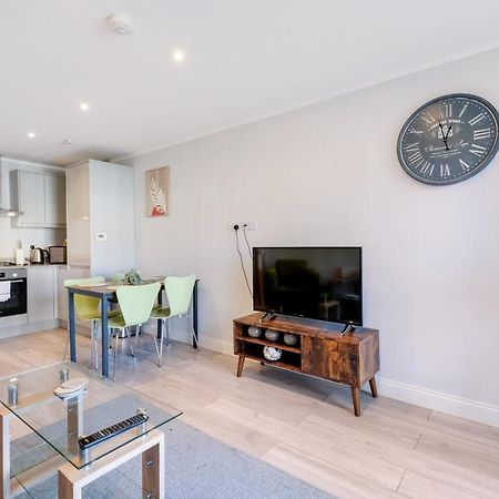 2 Bedroom Penthouse With Parking High Wycombe By 360Stays 외부 사진