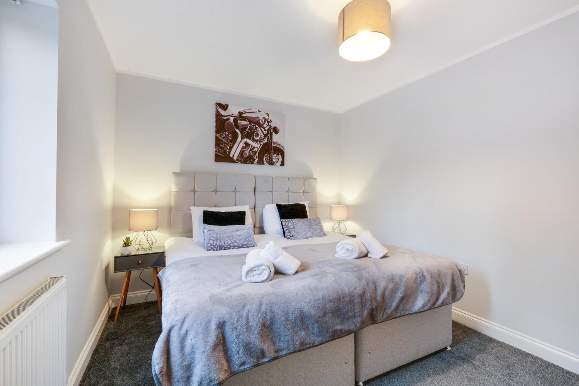 2 Bedroom Penthouse With Parking High Wycombe By 360Stays 외부 사진