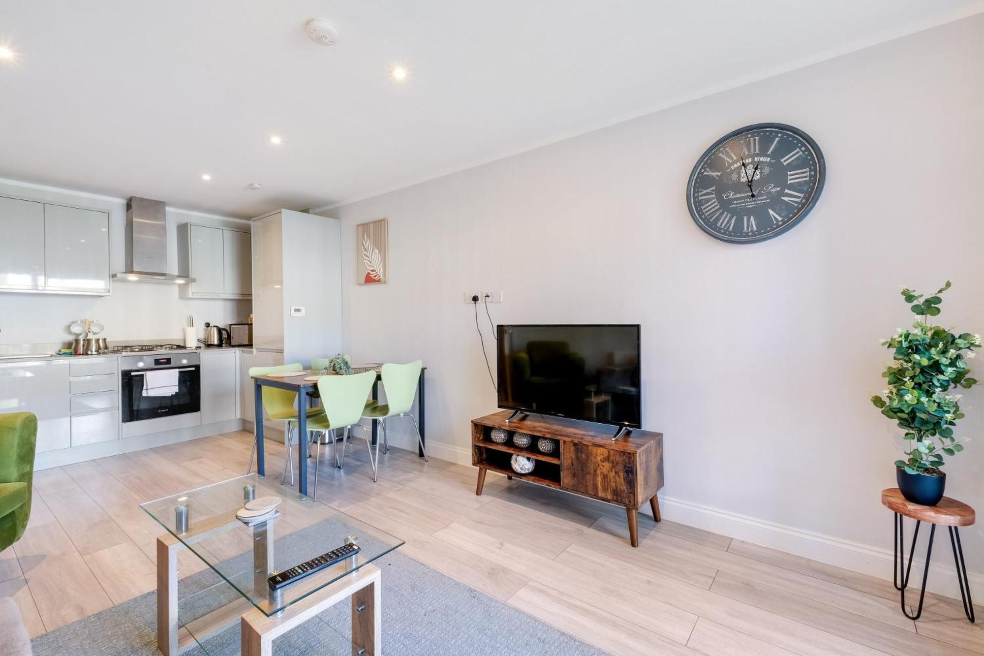 2 Bedroom Penthouse With Parking High Wycombe By 360Stays 외부 사진
