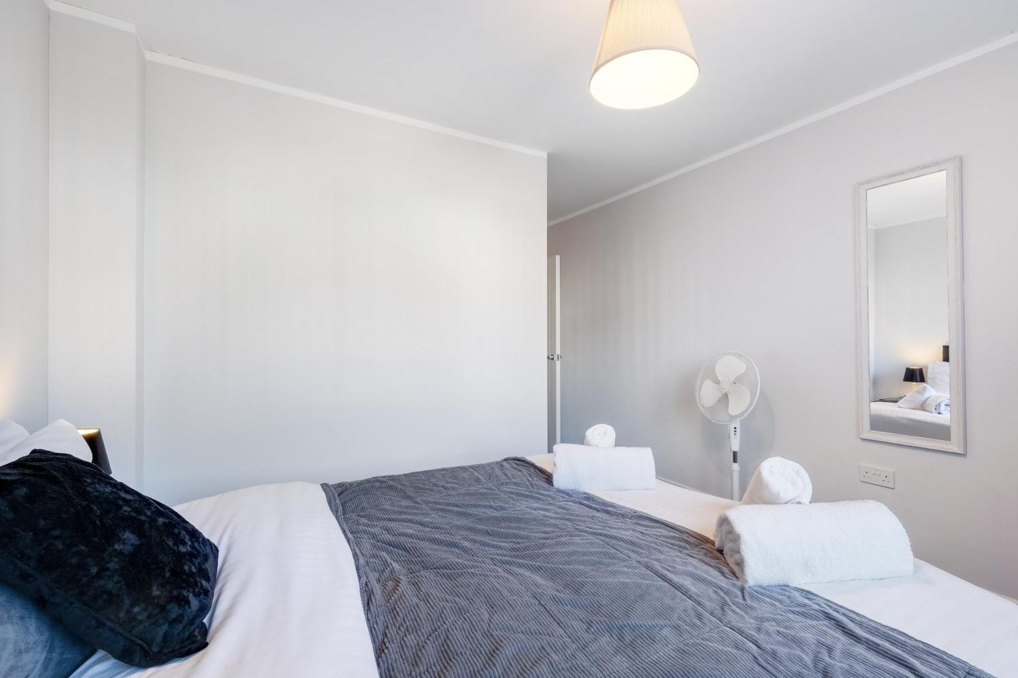 2 Bedroom Penthouse With Parking High Wycombe By 360Stays 외부 사진
