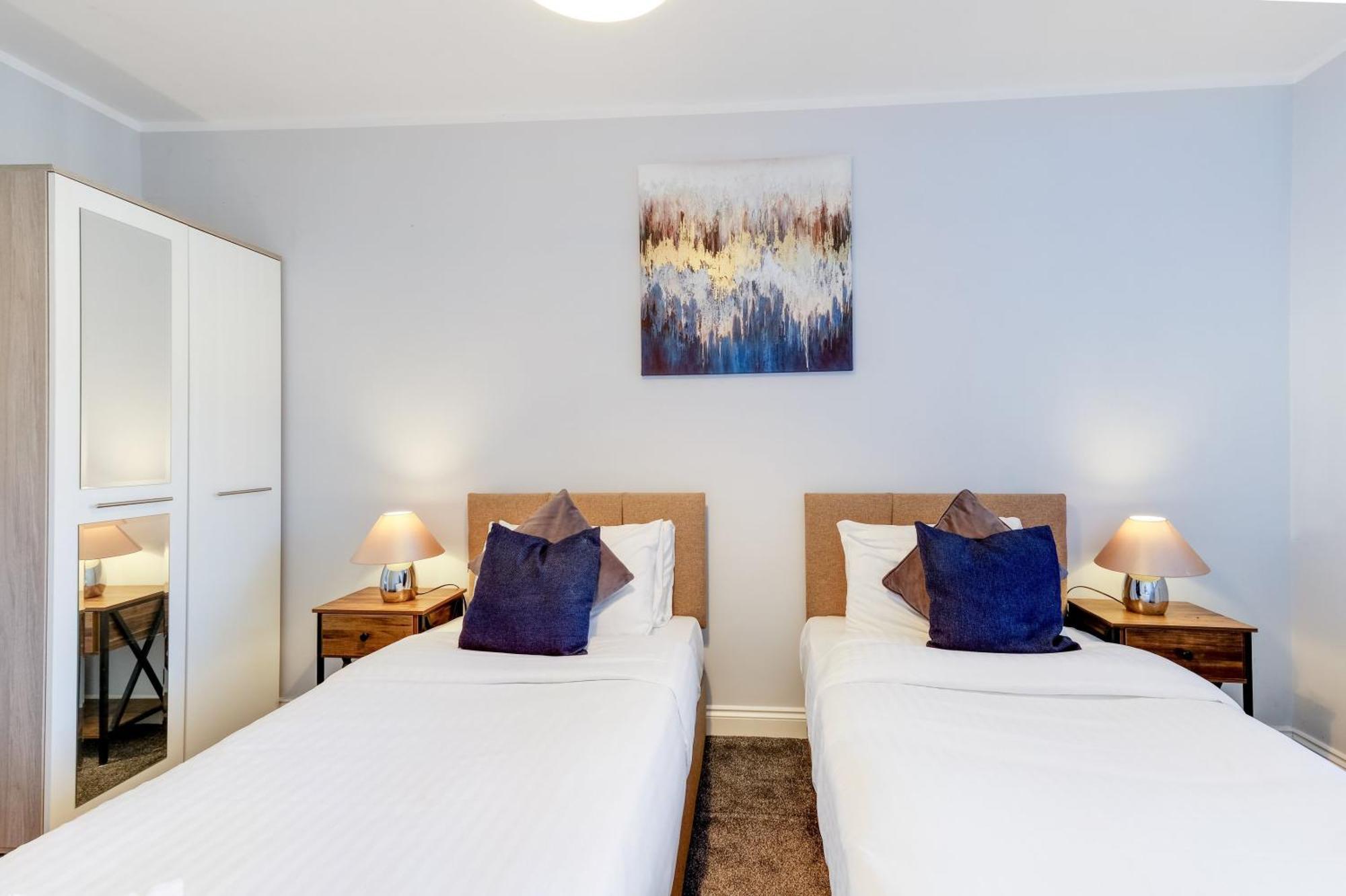 2 Bedroom Penthouse With Parking High Wycombe By 360Stays 외부 사진